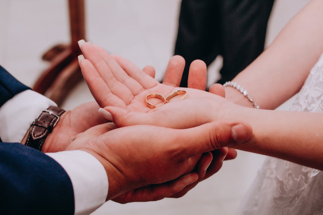Женитьба замужество. Руки жениха и невесты с кольцами. Свадьба обои. Фото о заключении брака с кольцами. Наша свадьба руки с кольцом.